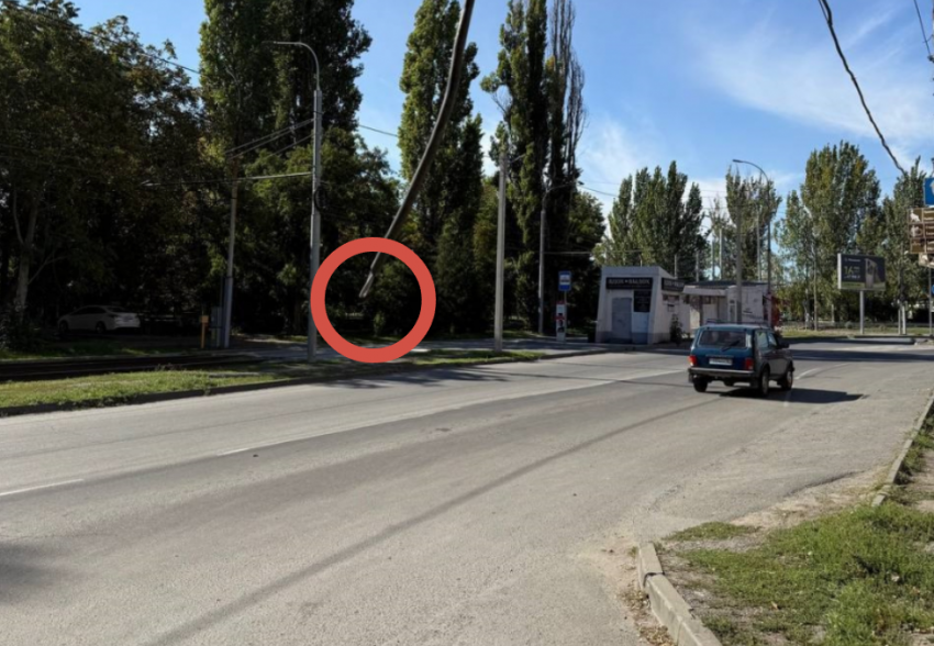 Оголённый провод посреди дороги - в Таганроге кто-то должен погибнуть, чтобы его убрали?