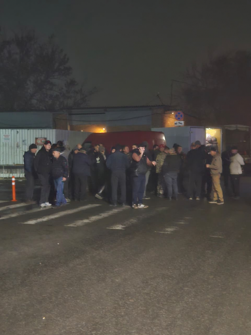 Незаконные фрукты и долги по машинам: что творилось сегодня  на таганрогском рынке 