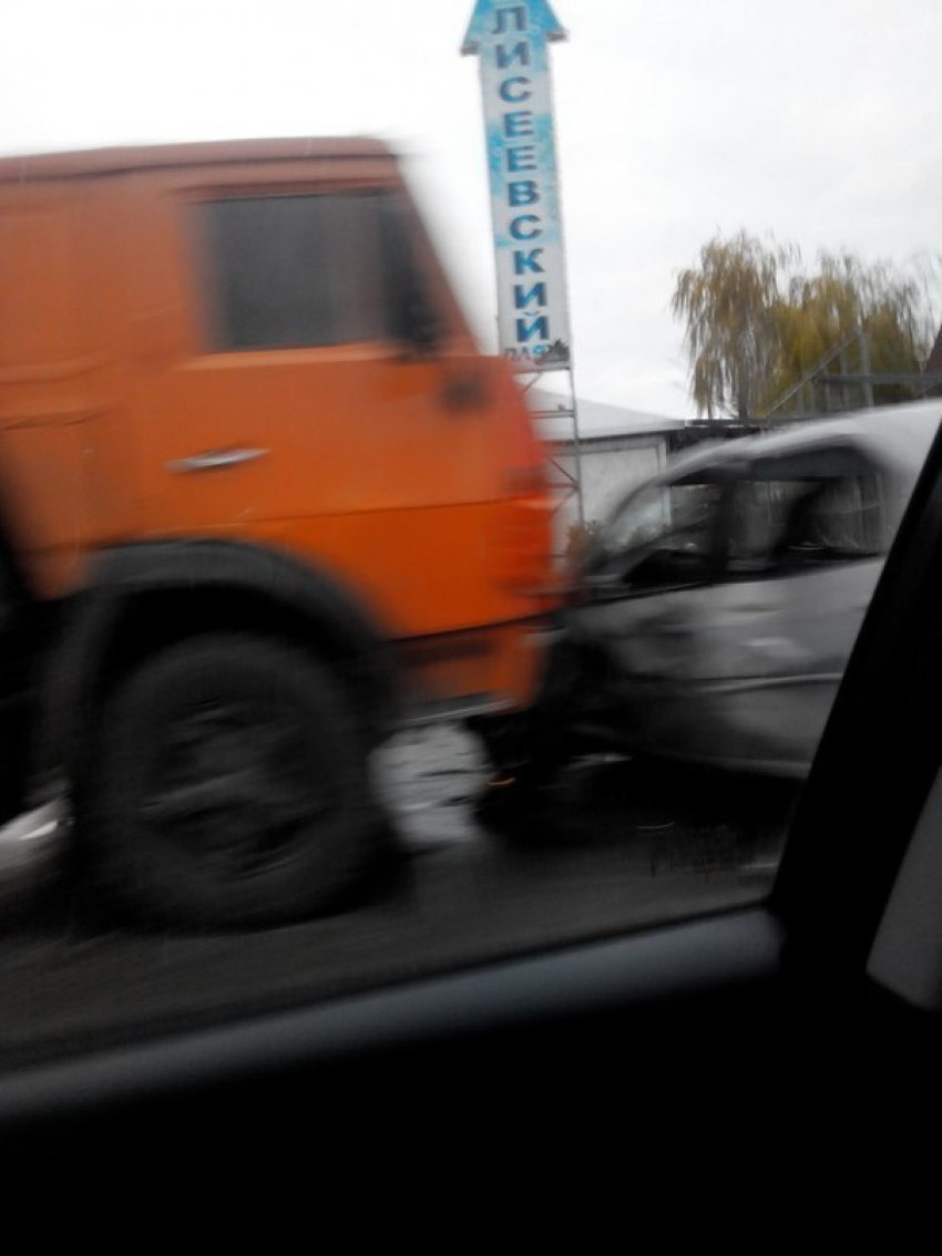 В Таганроге грузовик и легковушка не поделили дорогу