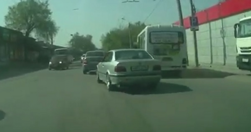 Агрессивного гонщика на иномарке засекли на дорогах Таганрога автолюбители