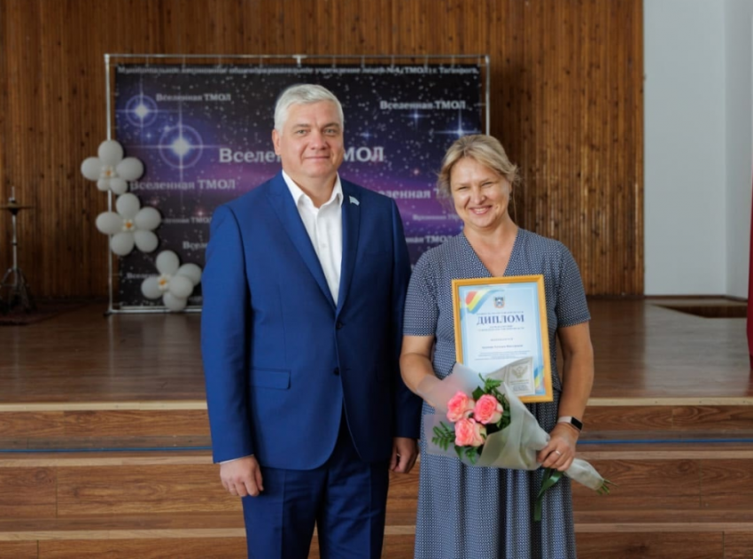 Таганрогская Дума наградила учителей за стобалльников