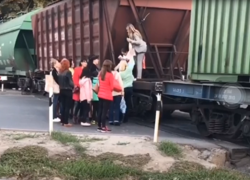 «Люди устали ждать»: таганрожцы перелезали через остановившийся поезд