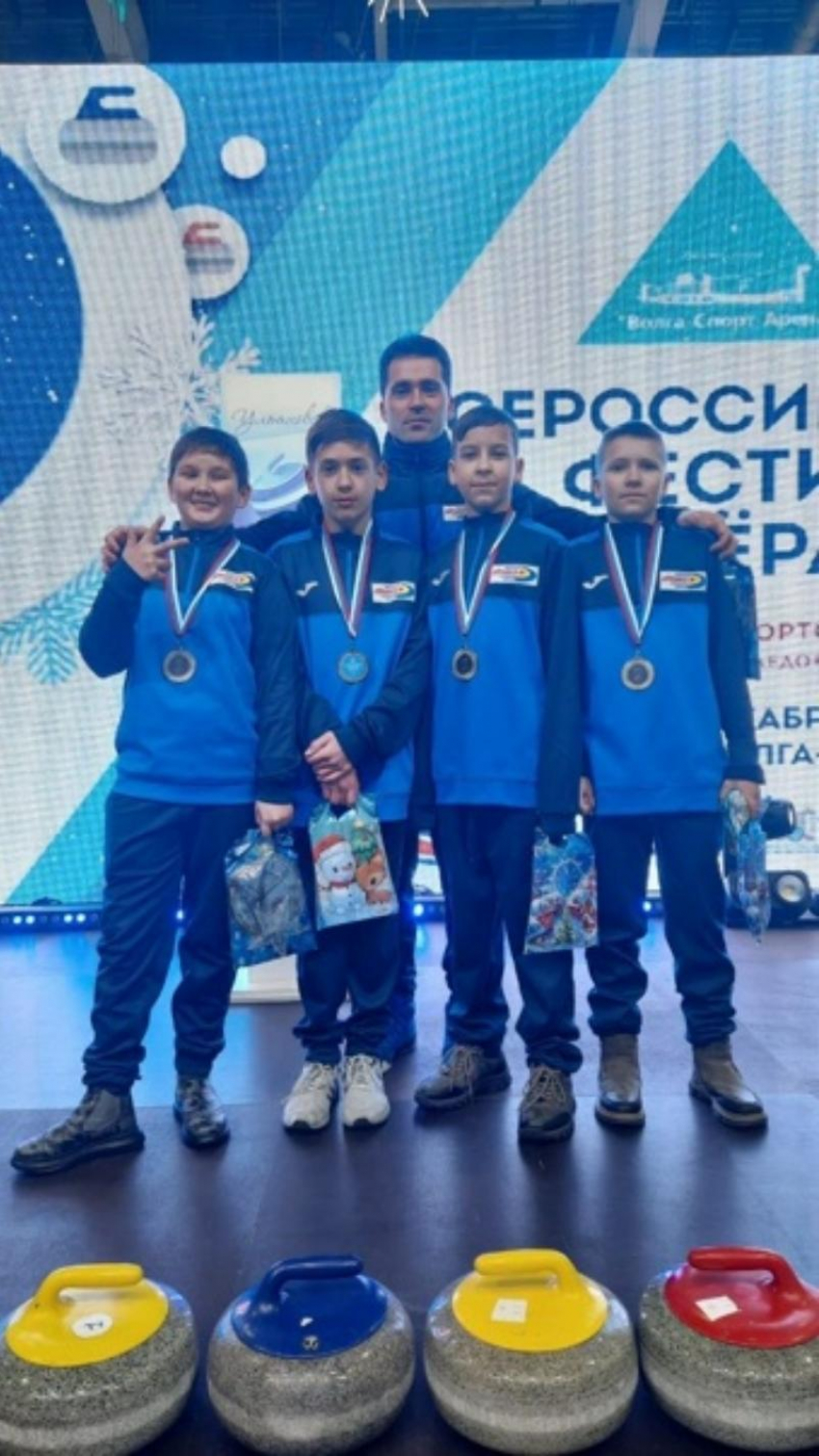 Команда из Таганрога завоевала серебро на фестивале по керлингу