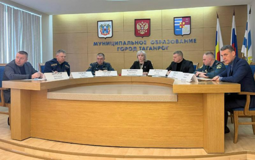 В центре Таганрога работают сапёры, а родители просят отменить занятия в школах