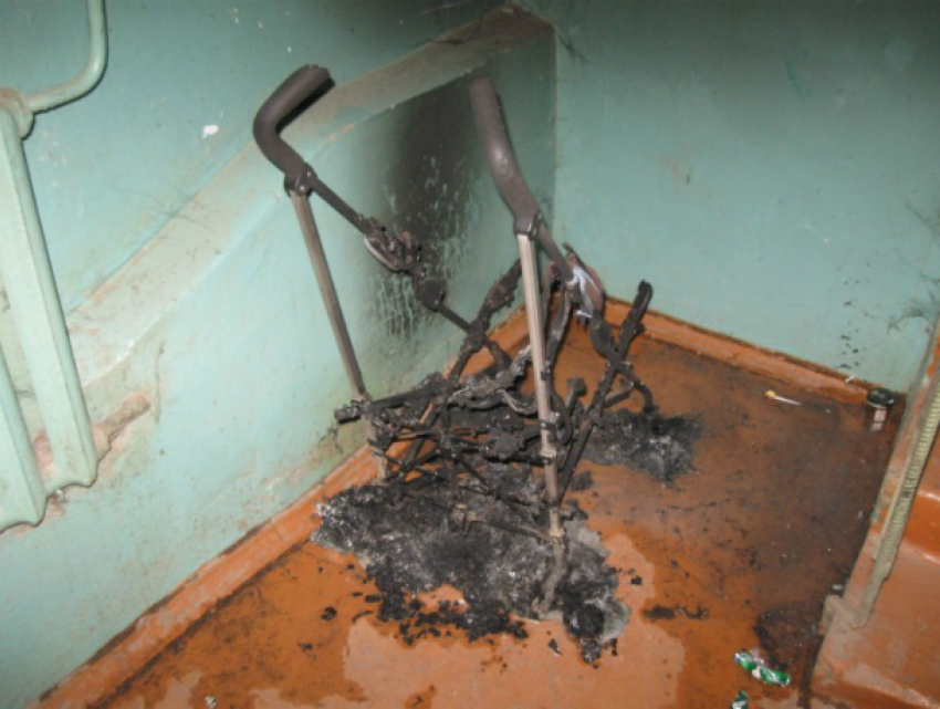 Охваченная пламенем детская коляска «отравила» дымом жильцов многоэтажки в Таганроге