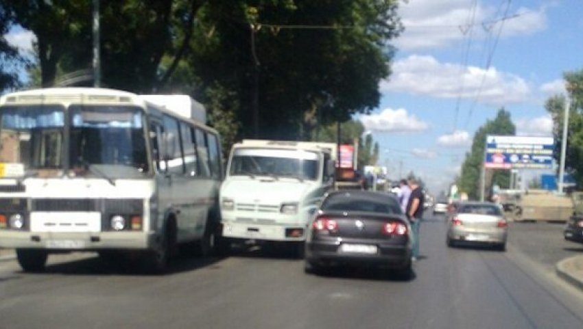 В Таганроге произошло тройное ДТП с участием автобуса