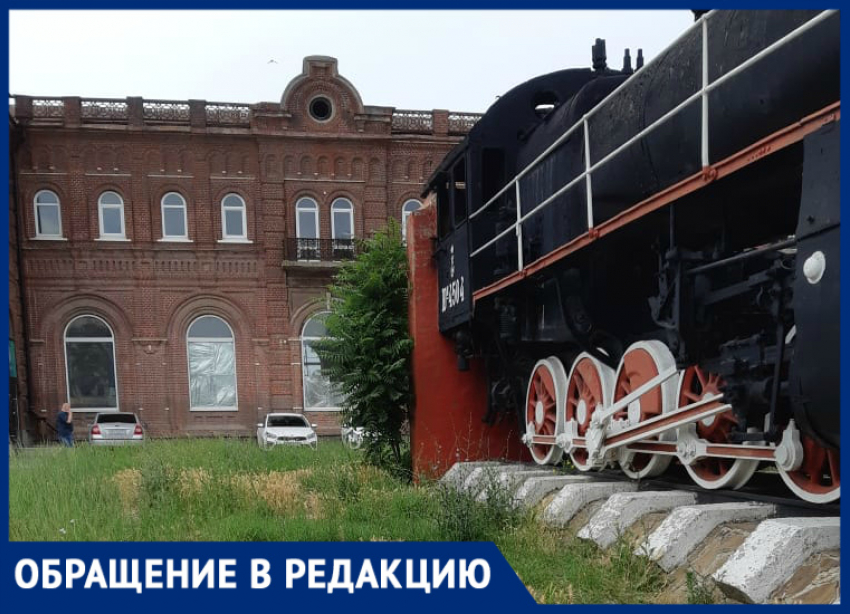 Памятник «Паровоз» в Таганроге стоит бесхозный, зарос травой