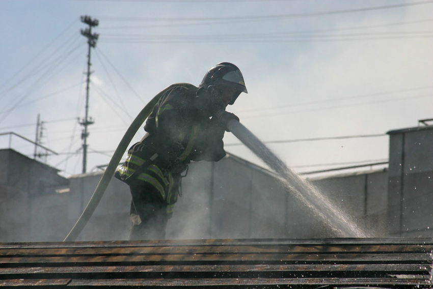 Сразу два крупных пожара произошли вчера в Таганроге