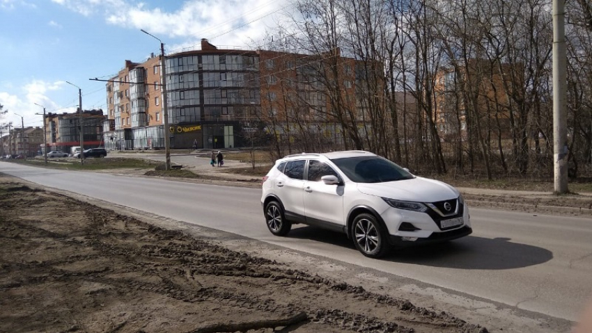 Только в калошах и уворачиваясь от машин: микрорайоны в Таганроге построили, а тротуары - нет