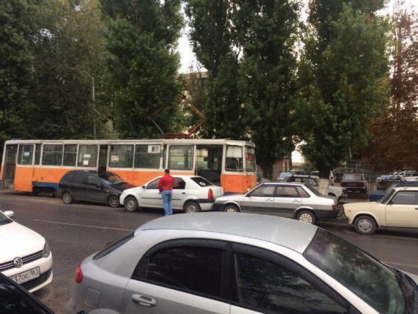 Трамвай протаранил три автомобиля в Таганроге