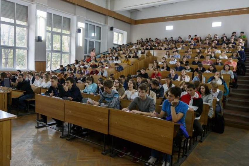 В Таганроге более 150 учащихся написали экономический диктант