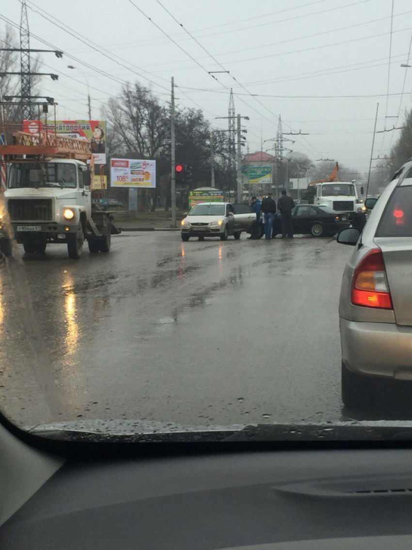 В Таганроге столкнулись две иномарки