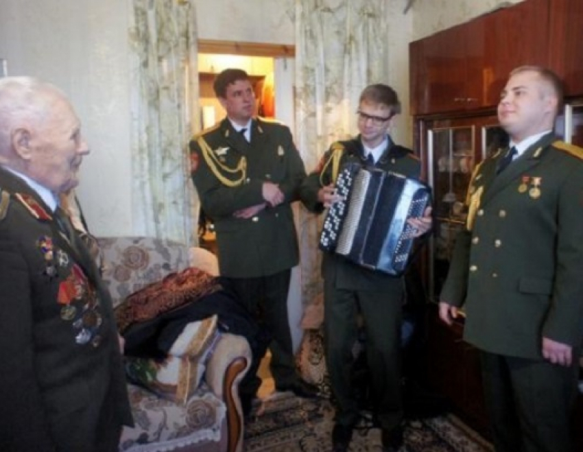 Знаменитый ансамбль имени Александрова провел концерт в квартире таганрогского ветерана