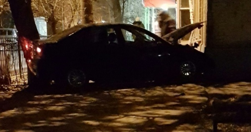 В Таганроге автомобиль снес угол жилого дома