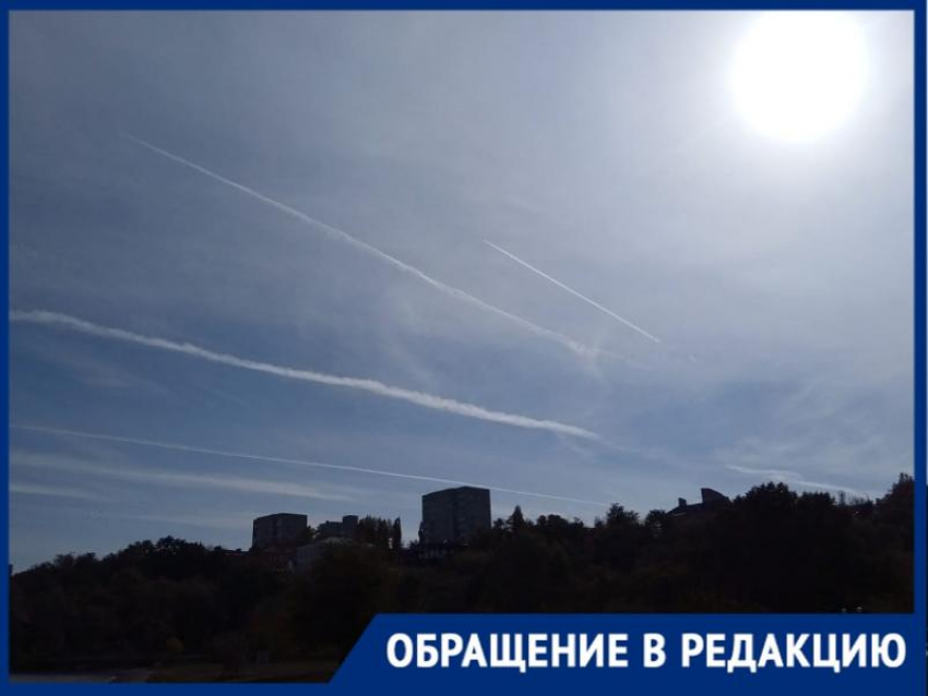 «Небо в полосочку»: таганрожцы сообщили о странных полосах на небе