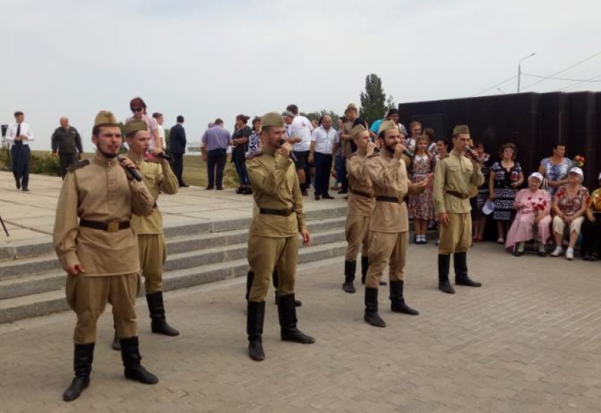 В Таганроге прошли церемонии возложения цветов в день 75-й годовщины освобождения Таганрога