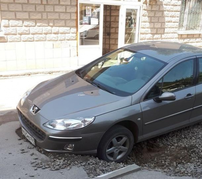 В Таганроге под машиной опустилась земля