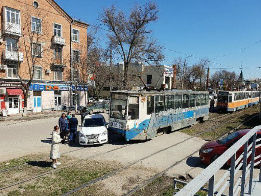 В Таганроге иномарку протаранил трамвай 