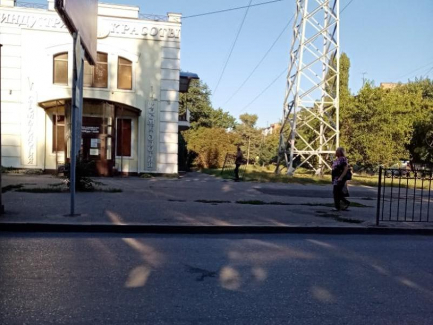  В Таганроге среди бела дня воруют забор с дорог