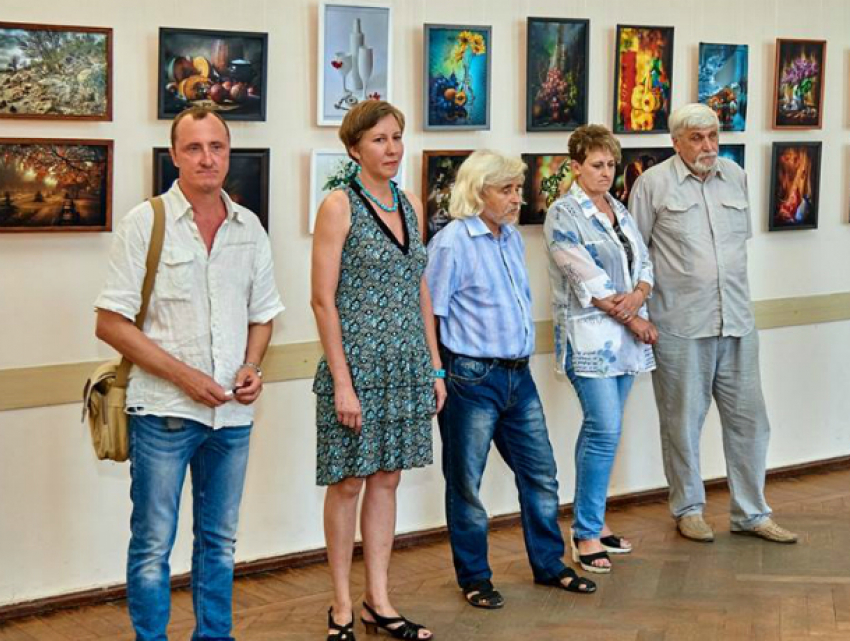 Корифеи фотодела открыли выставку в библиотеке А.Чехова в Таганроге