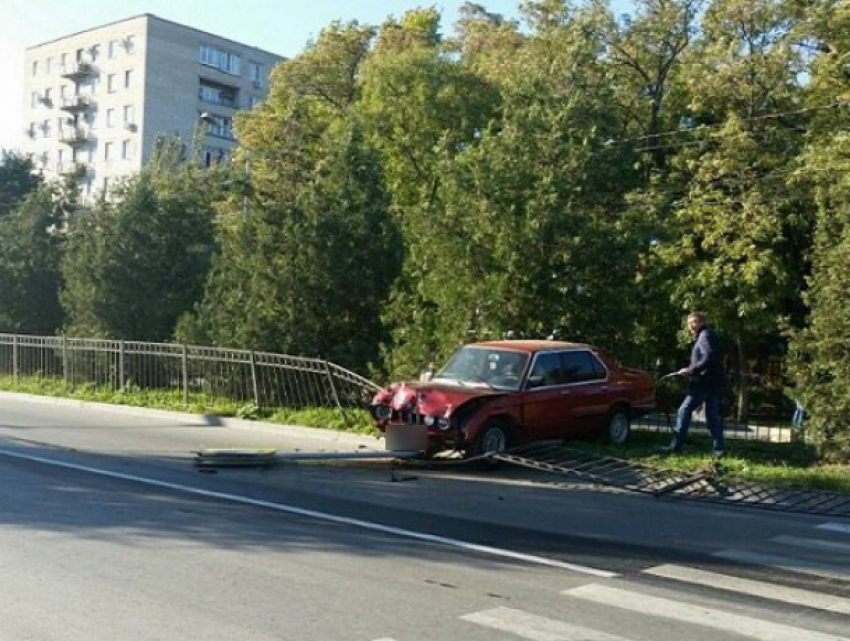BMW на скорости влетела в ограждение в Таганроге