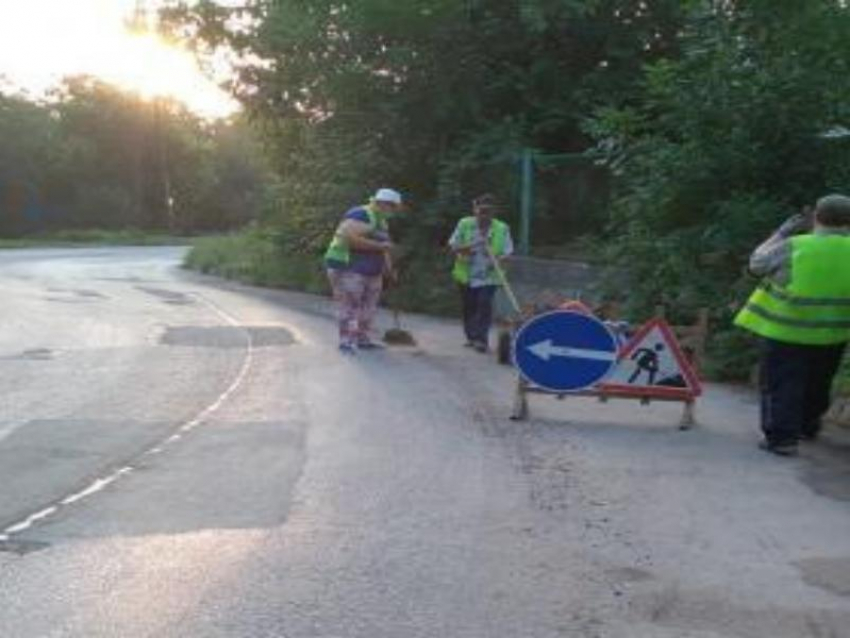 В Таганроге продолжаются работы по уборке автомобильных дорог