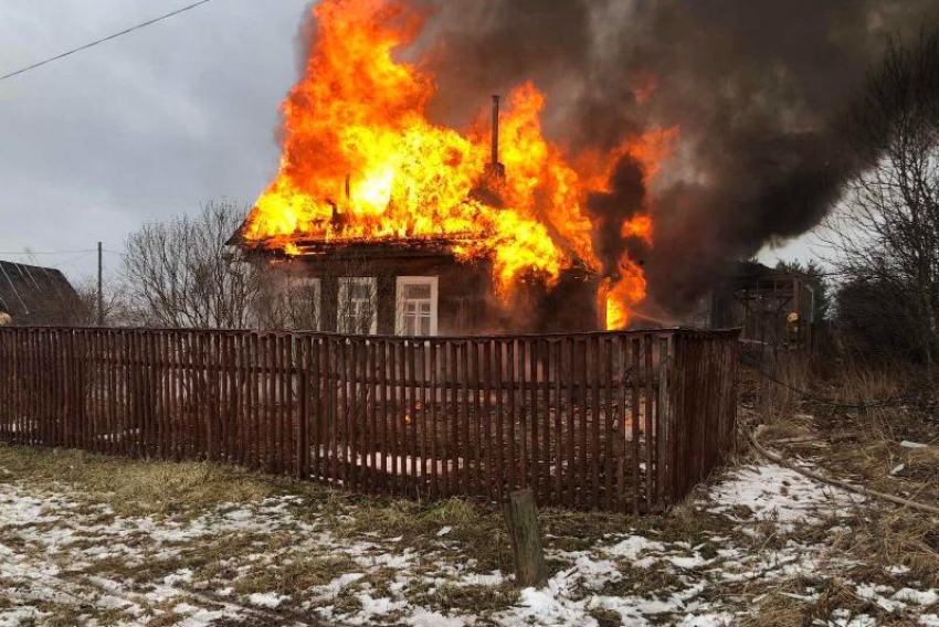 В селе под Таганрогом во время пожара пострадал мужчина