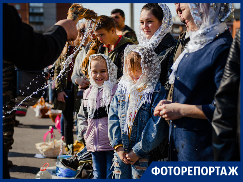 Таганрожцы всех возрастов пришли в церковь Троицы Живоначальной  на Пасху