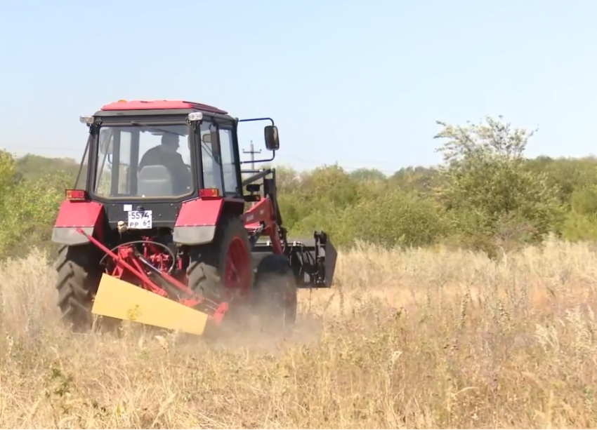 Против огня - трактор: как защищают сёла под Таганрогом от пожаров