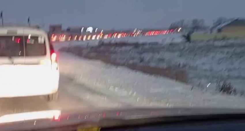 Жители сёл под Таганрогом застряли по пути в город из-за ДТП под Комаровкой