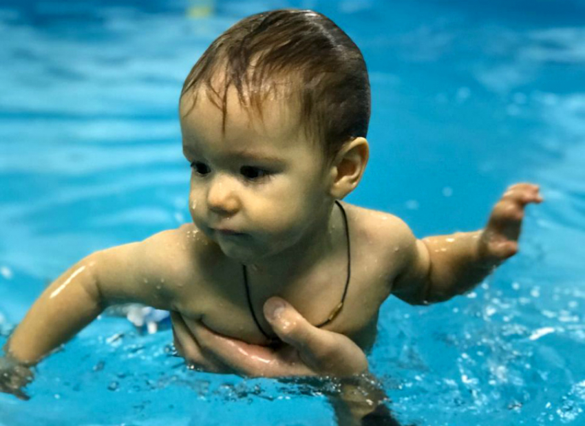 Способствует развитию ребенка: как плавание влияет на детей