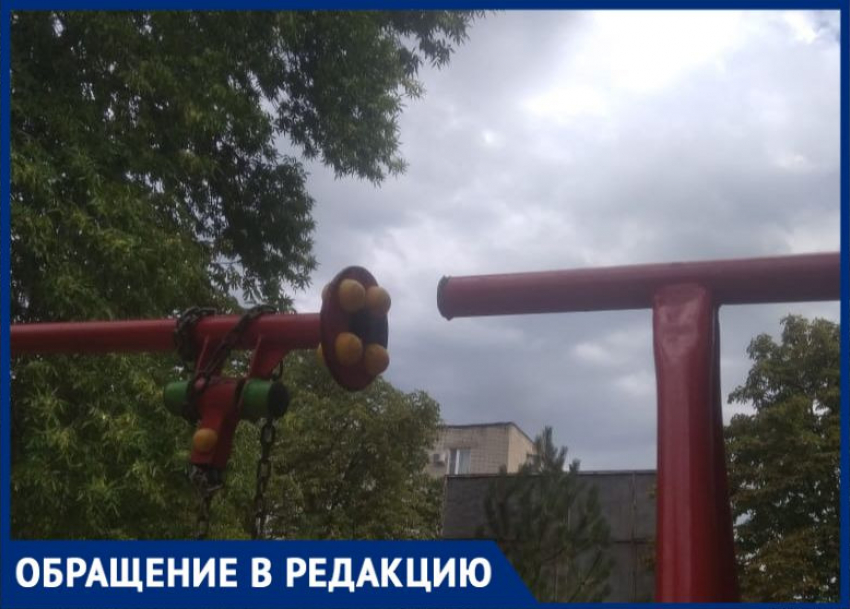 Детские качели в Таганроге пострадали от рук вандалов