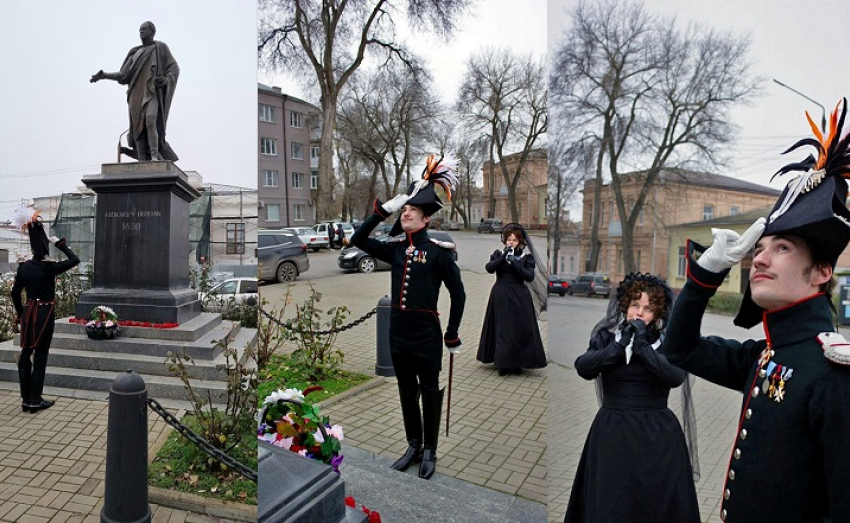 Историки-реконструкторы из Москвы почтили память Александра I в Таганроге уникальным «Александровским букетом»