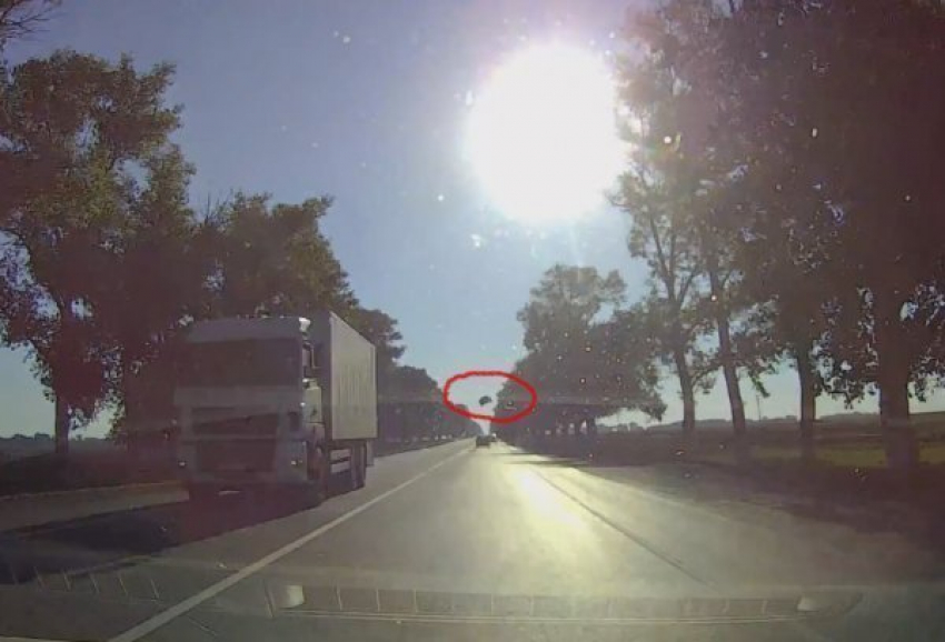 На трассе Ростов-Таганрог иномарка рассыпалась на части