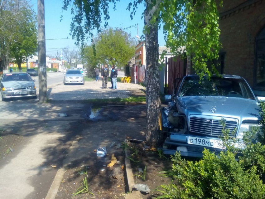В Таганроге в результате ДТП иномарка застряла между домом и деревом