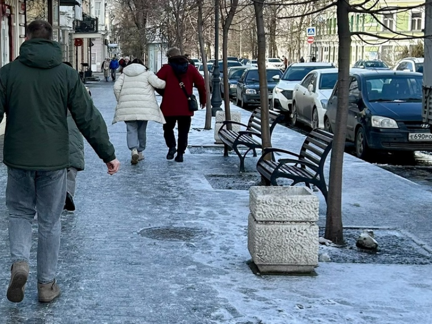 В центре Таганрога - лёд, едва присыпанный песочком 