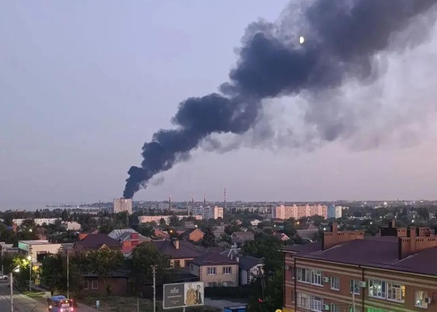 Склад и стоянка автомобилей сгорели в Таганроге 