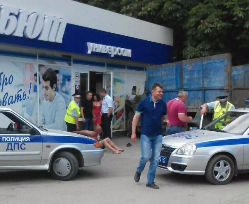 В Таганроге пьяный водитель грузовика убегаю от погони протаранил магазин