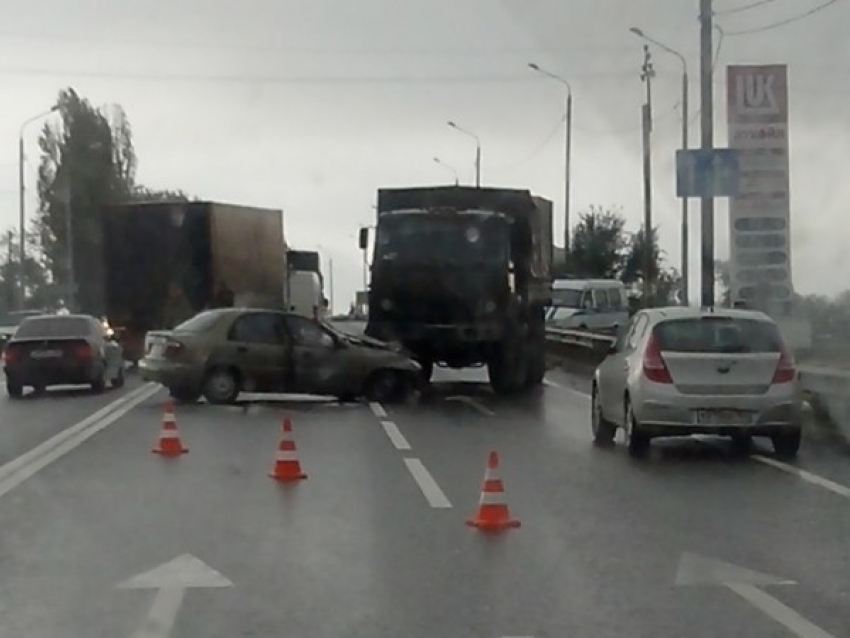 На выезде из Таганрога водитель «Хендэ» погиб при столкновении с военным КамАЗом. Видео 18+
