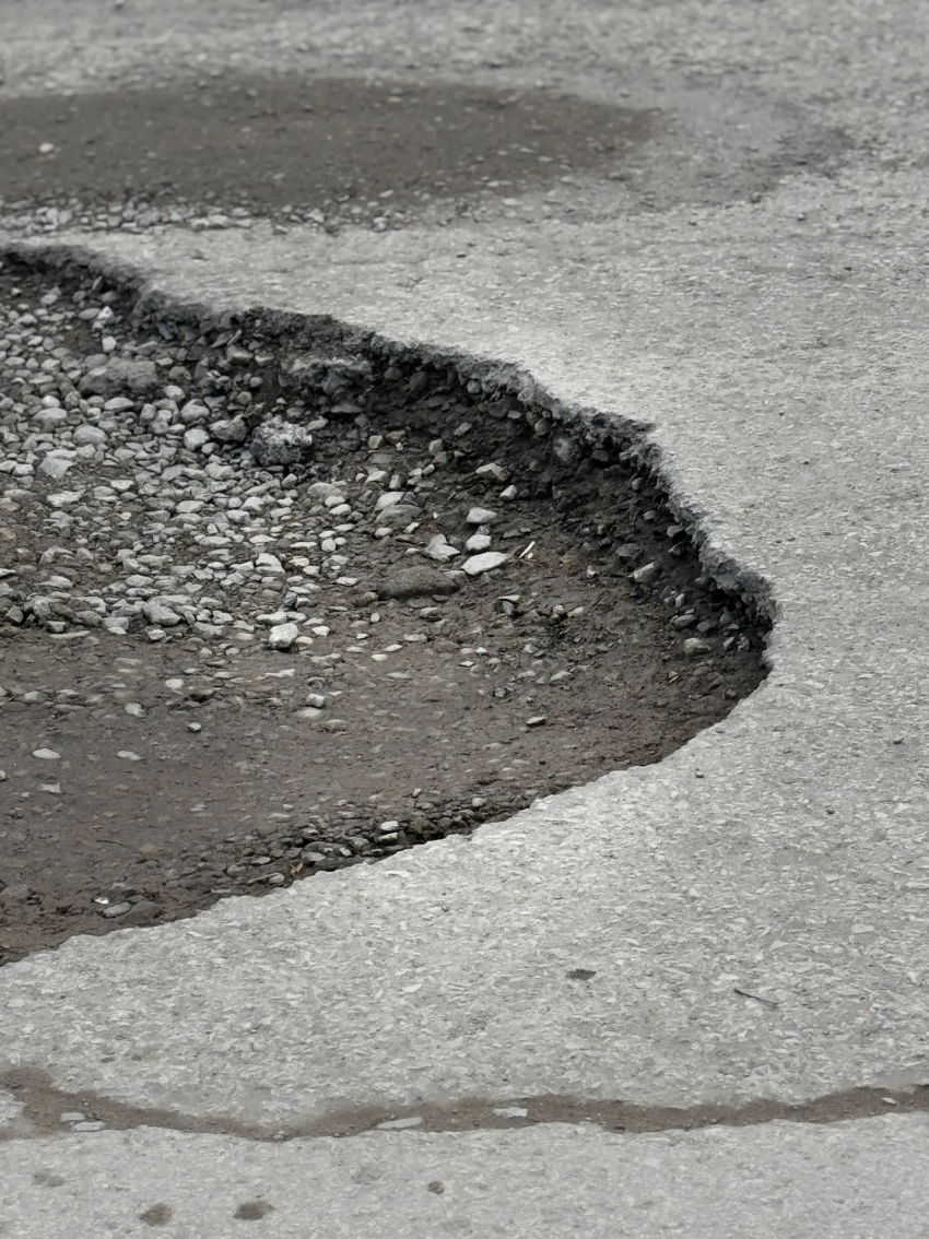 "Гагарин со стыда сгорел бы": дорога у школы № 3 продолжает разрушаться, несмотря на жалобы таганрожцев