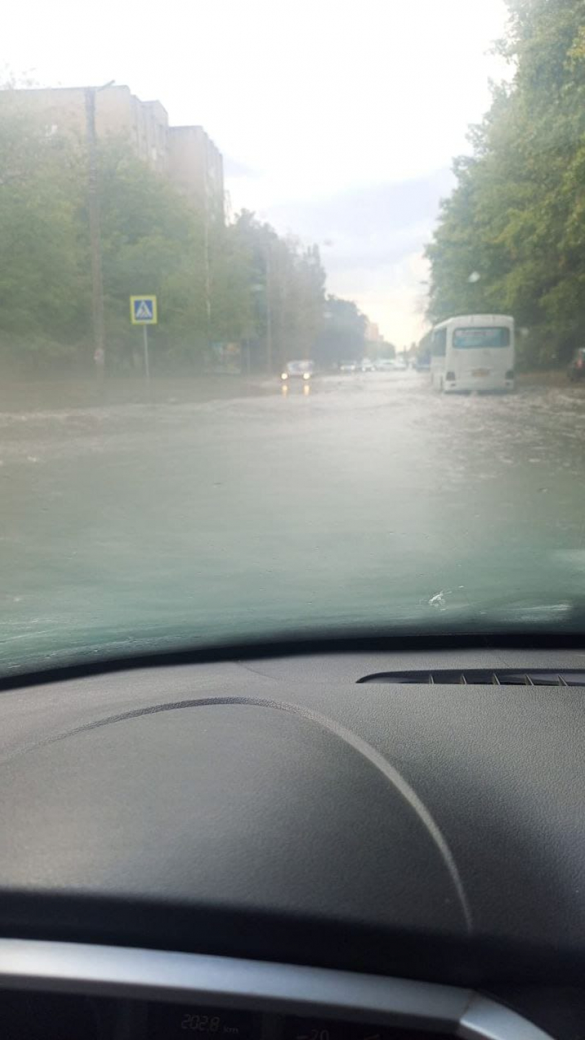 В Таганроге после ливня улицы превратились в реки: жители жалуются на затопленные дороги