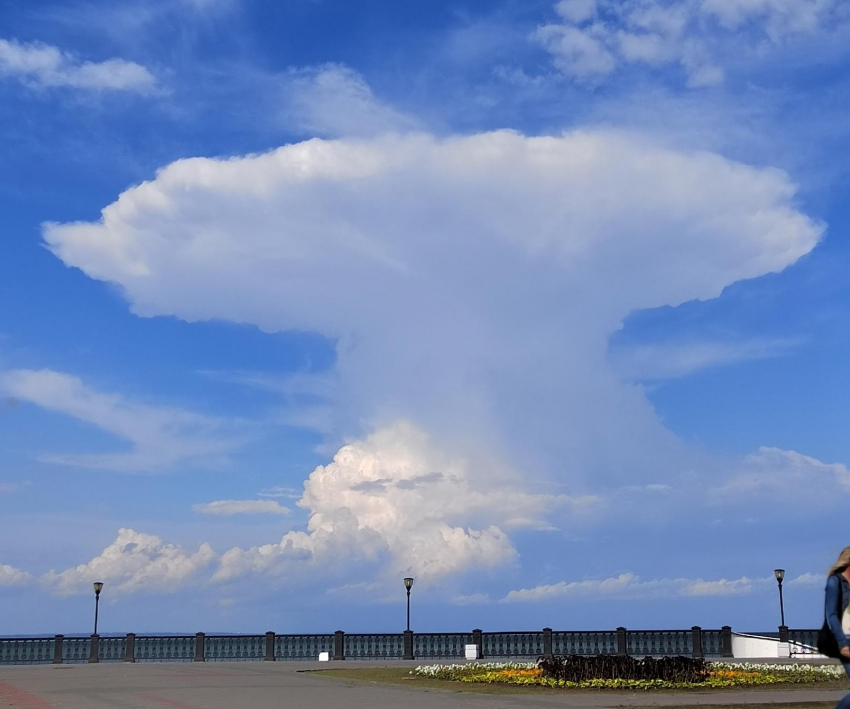 "Ядерный гриб» украсил небо над Таганрогом 