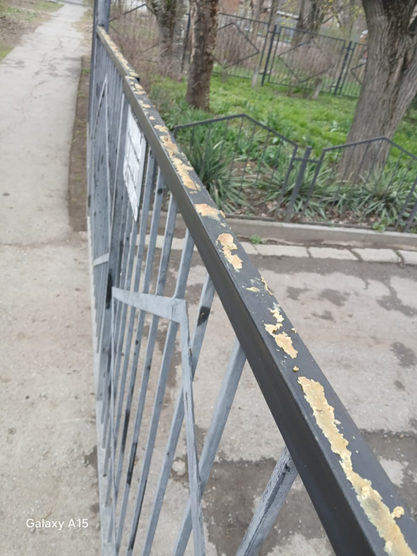 «Вонючий способ» приучить детей к хождению в другую дверь в СШ № 12 Таганрога обернулся неприятностями для взрослых