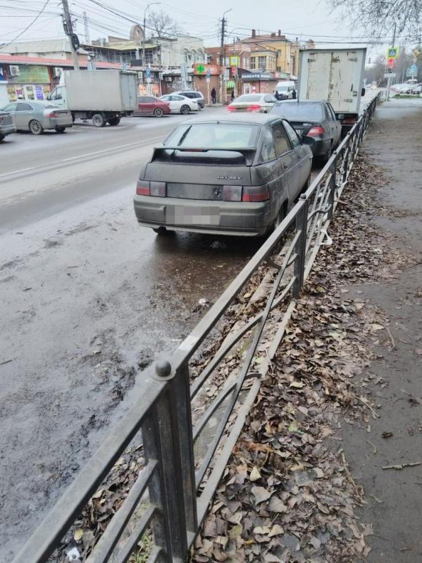 “Ждём туристов с мётлами”: таганроженка вернулась из Сочи и ругает грязь на тротуарах