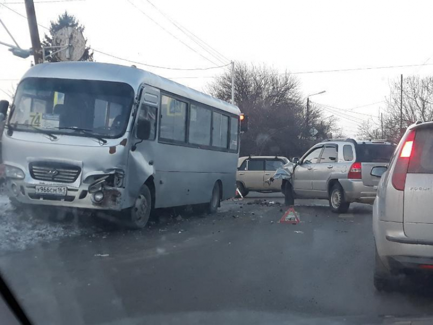 Серьезное ДТП с маршруткой и легковушкой произошло в Таганроге в час пик
