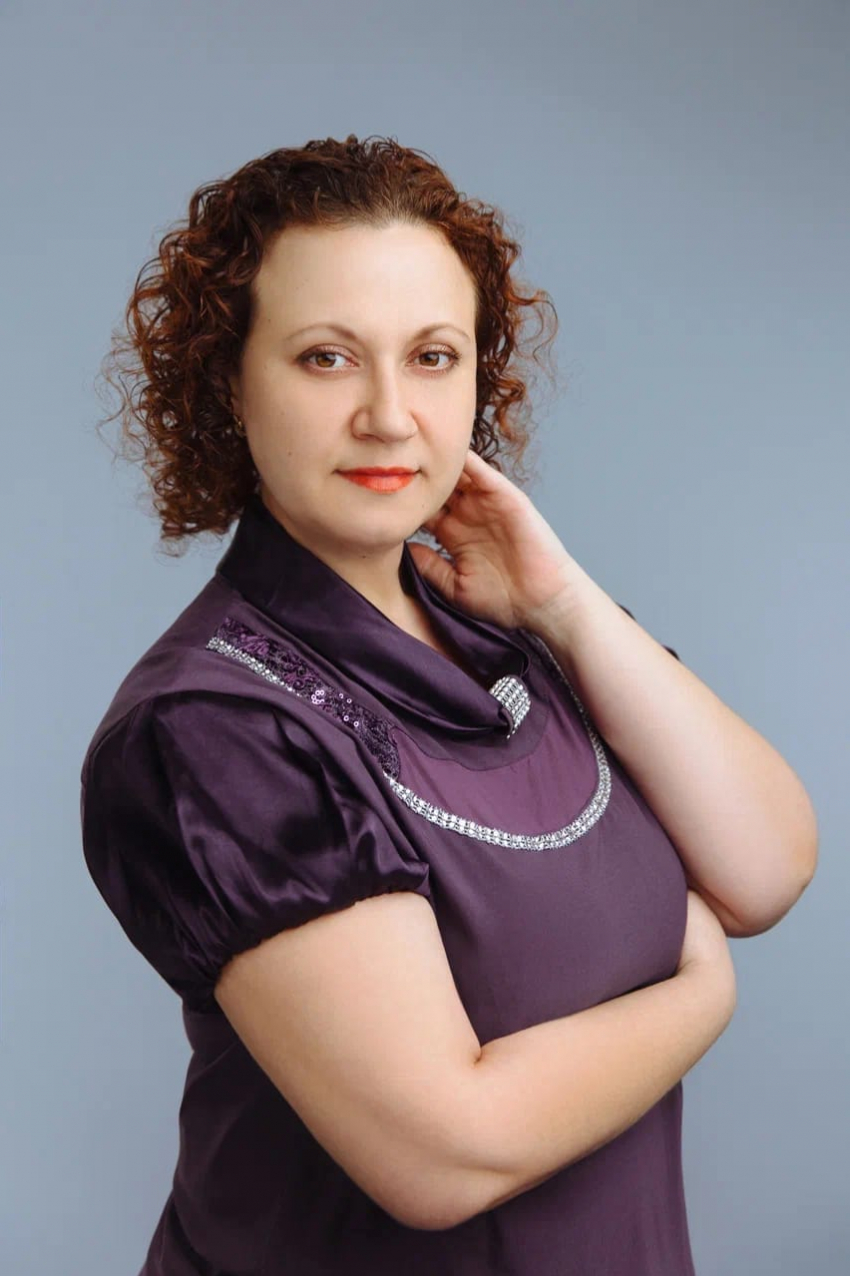 Воспитателя Ольгу Гурьеву поздравляют коллеги