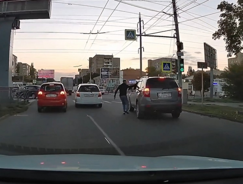 «Треш дня» - водительские разборки в Таганроге взорвали соцсети 