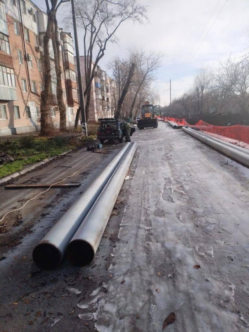 В Таганроге приступили к монтажу нового участка теплотрассы на улице Пальмиро Тольятти