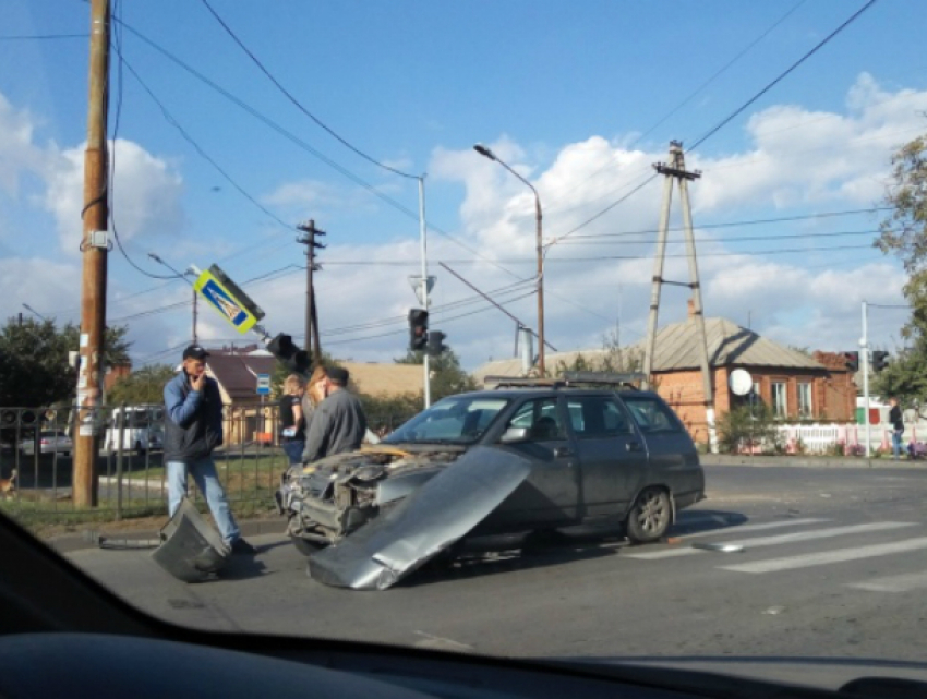 В «женском» ДТП в Таганроге пострадал дорожный знак