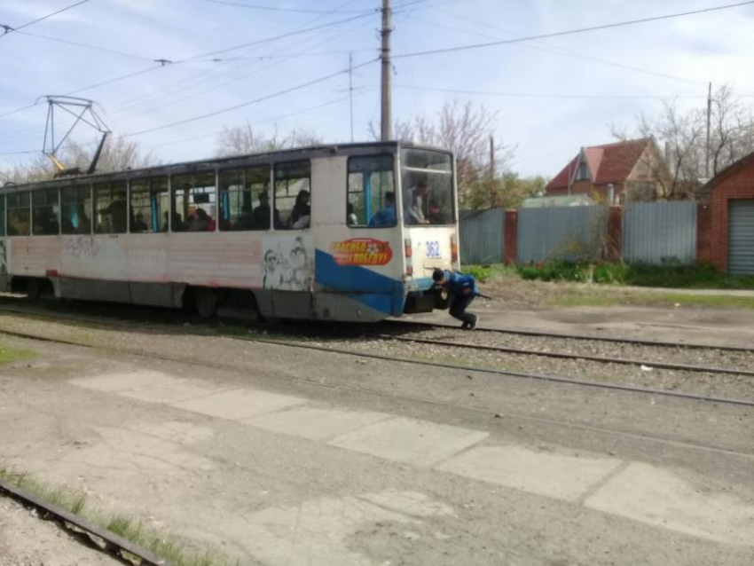 Возле травмпункта Таганрога подростки рискуют жизнью, катаясь на «колбасе"